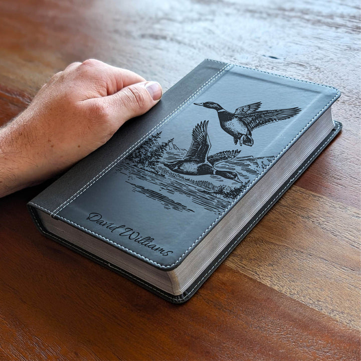 Biblia NVI tamaño personal personalizada – Letra grande, marrón | Hombre de fe