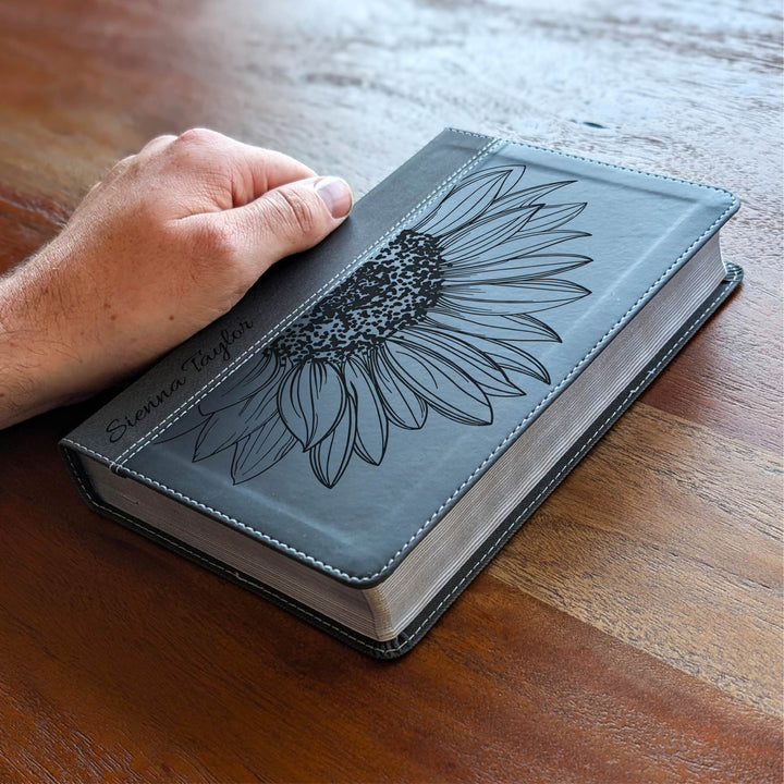 Biblia NVI tamaño personal personalizada – Letra grande, marrón | Hombre de fe