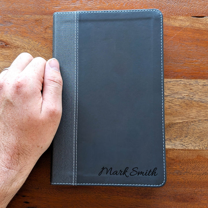 Biblia NVI tamaño personal personalizada – Letra grande, marrón | Hombre de fe