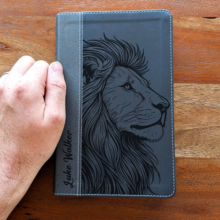 Biblia NVI tamaño personal personalizada – Letra grande, marrón | Hombre de fe
