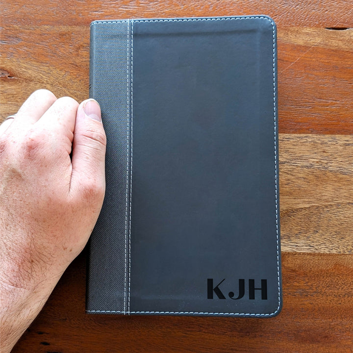 Biblia NVI tamaño personal personalizada – Letra grande, marrón | Hombre de fe