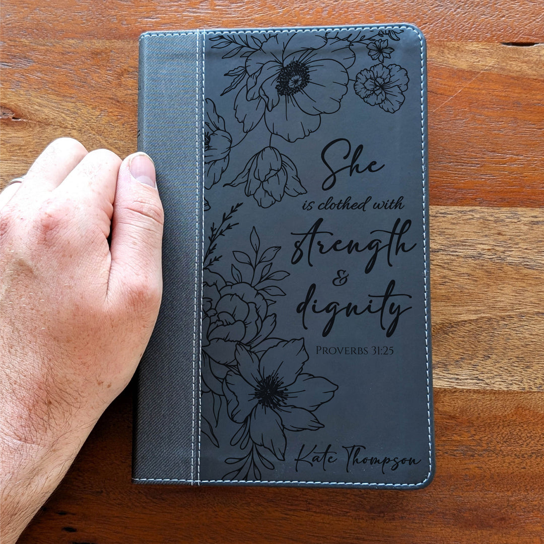 Biblia NVI tamaño personal personalizada – Letra grande, marrón | Hombre de fe
