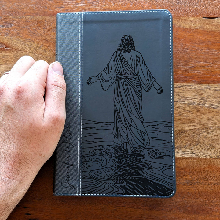 Biblia NVI tamaño personal personalizada – Letra grande, marrón | Hombre de fe