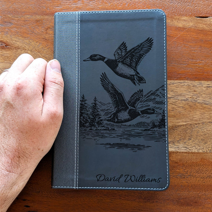 Biblia NVI tamaño personal personalizada – Letra grande, marrón | Hombre de fe