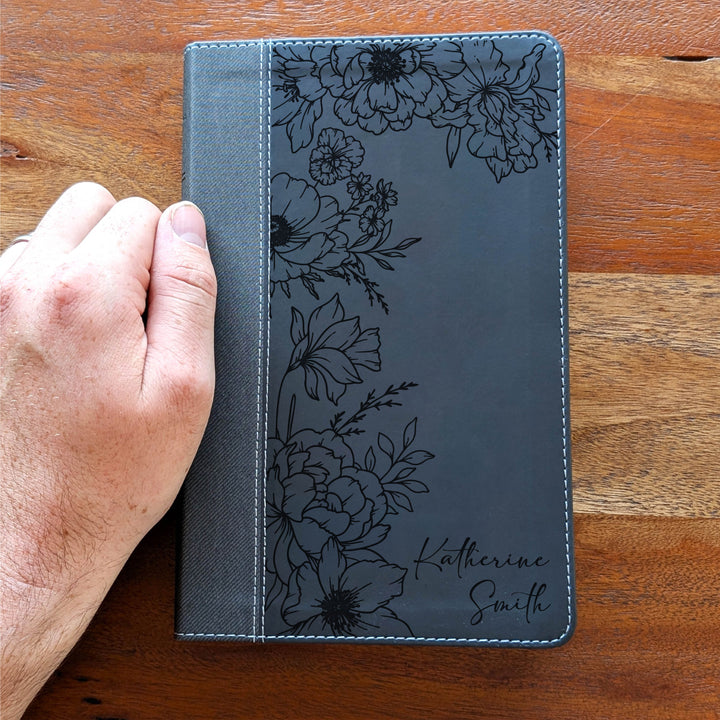 Biblia NVI tamaño personal personalizada – Letra grande, marrón | Hombre de fe