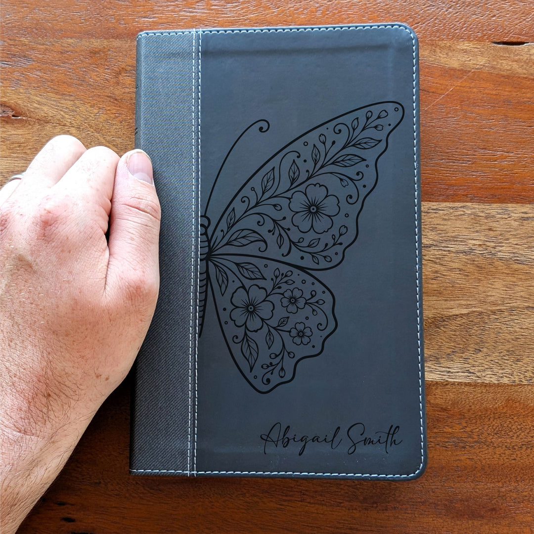 Biblia NVI tamaño personal personalizada – Letra grande, marrón | Hombre de fe