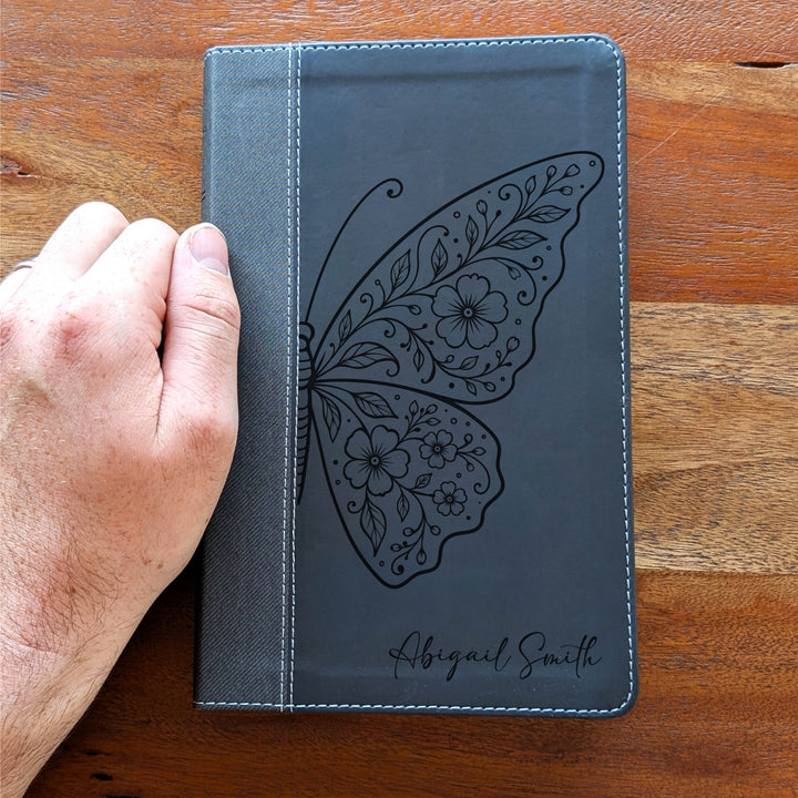 Biblia NVI tamaño personal personalizada – Letra grande, marrón | Hombre de fe