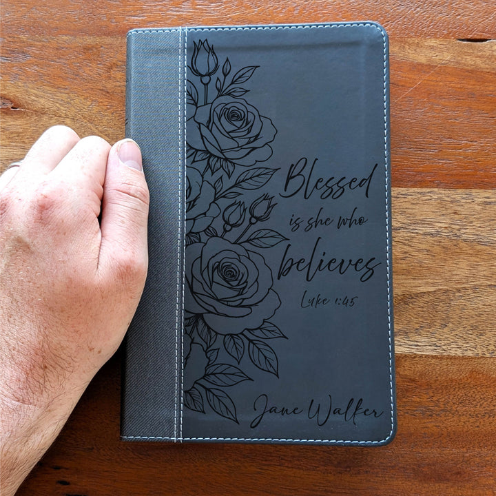 Biblia NVI tamaño personal personalizada – Letra grande, marrón | Hombre de fe