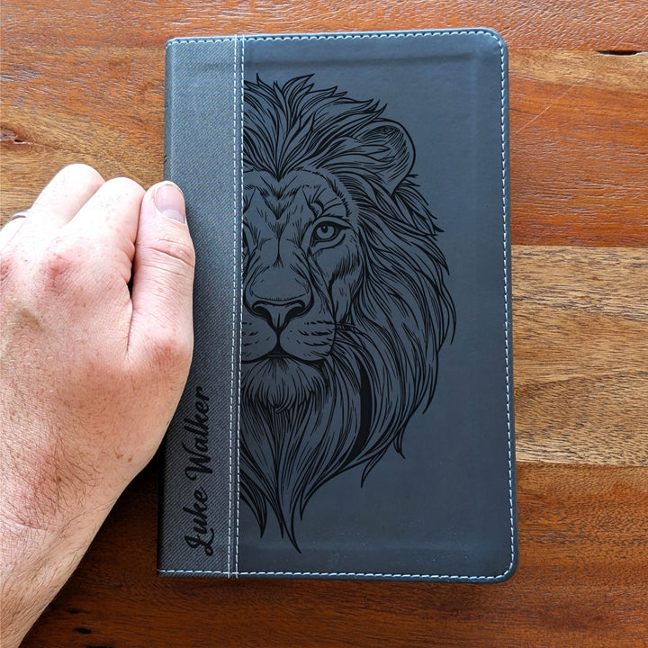 Biblia NVI tamaño personal personalizada – Letra grande, marrón | Hombre de fe