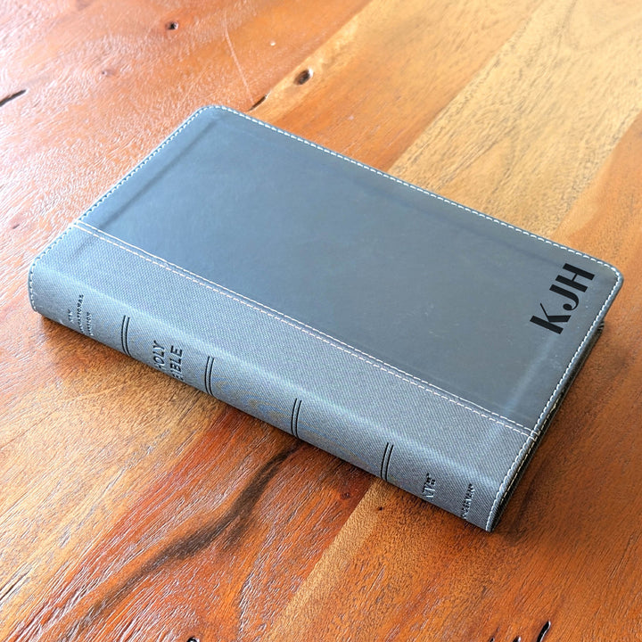 Biblia NVI tamaño personal personalizada – Letra grande, marrón | Hombre de fe