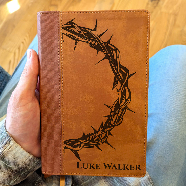 Biblia Personalizada NVI tamaño personal – Letra grande, marrón | Corona de Espinas