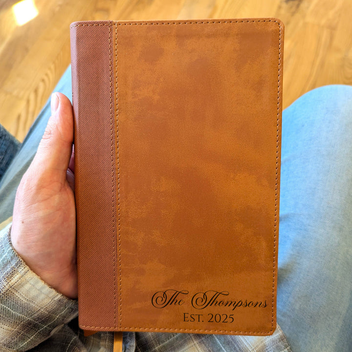Biblia Personalizada NVI tamaño personal – Letra grande, marrón | Corona de Espinas