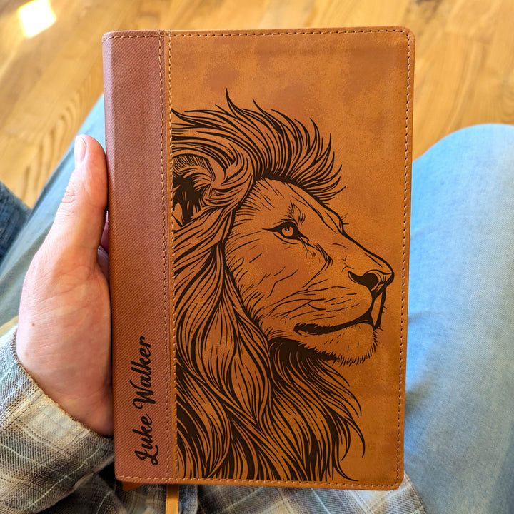 Biblia Personalizada NVI tamaño personal – Letra grande, marrón | Corona de Espinas