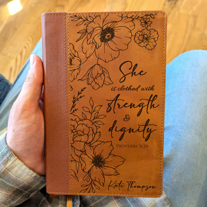 Biblia Personalizada NVI tamaño personal – Letra grande, marrón | Corona de Espinas