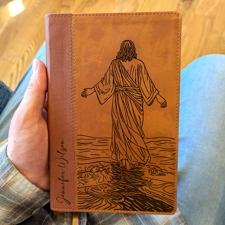 Biblia Personalizada NVI tamaño personal – Letra grande, marrón | Corona de Espinas