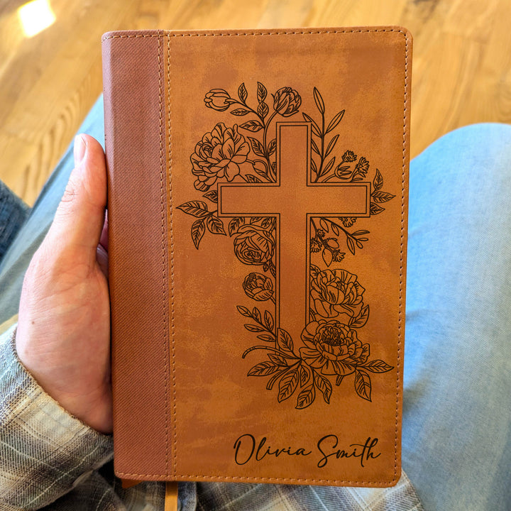 Biblia Personalizada NVI tamaño personal – Letra grande, marrón | Corona de Espinas