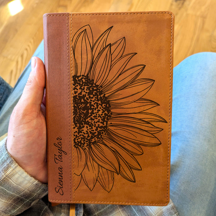 Biblia Personalizada NVI tamaño personal – Letra grande, marrón | Corona de Espinas
