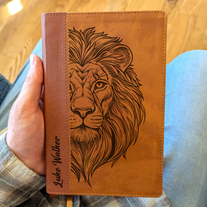 Biblia Personalizada NVI tamaño personal – Letra grande, marrón | Corona de Espinas