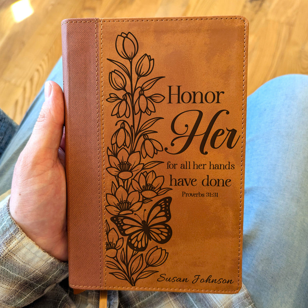 Biblia Personalizada NVI tamaño personal – Letra grande, marrón | Corona de Espinas