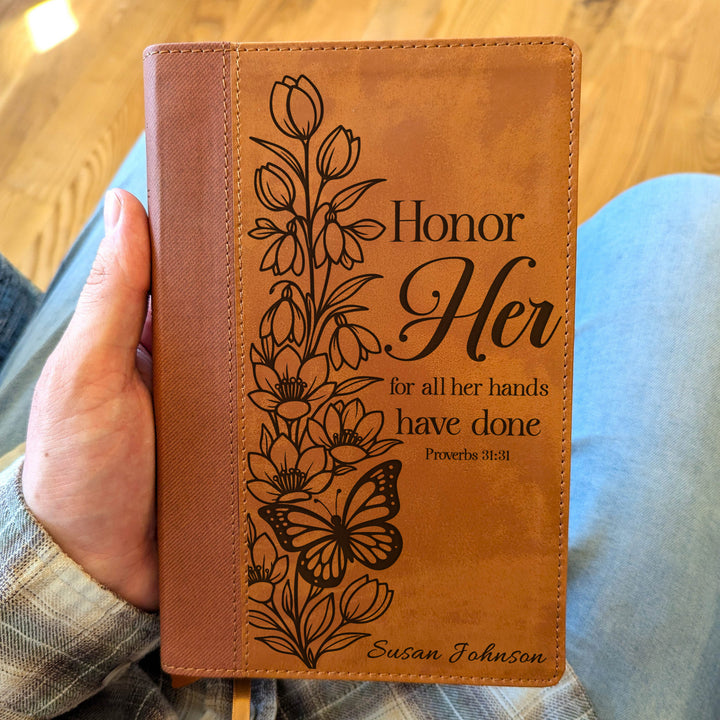 Biblia Personalizada NVI tamaño personal – Letra grande, marrón | Corona de Espinas