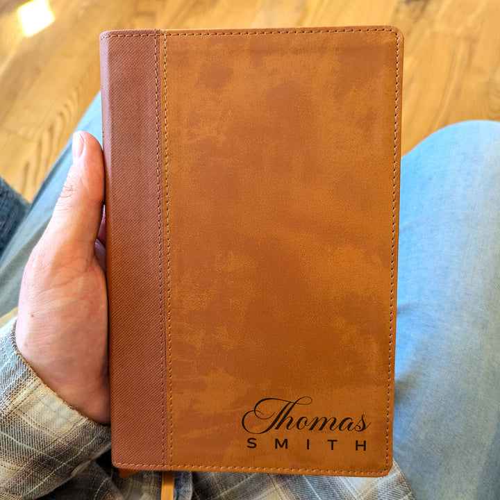 Biblia Personalizada NVI tamaño personal – Letra grande, marrón | Corona de Espinas