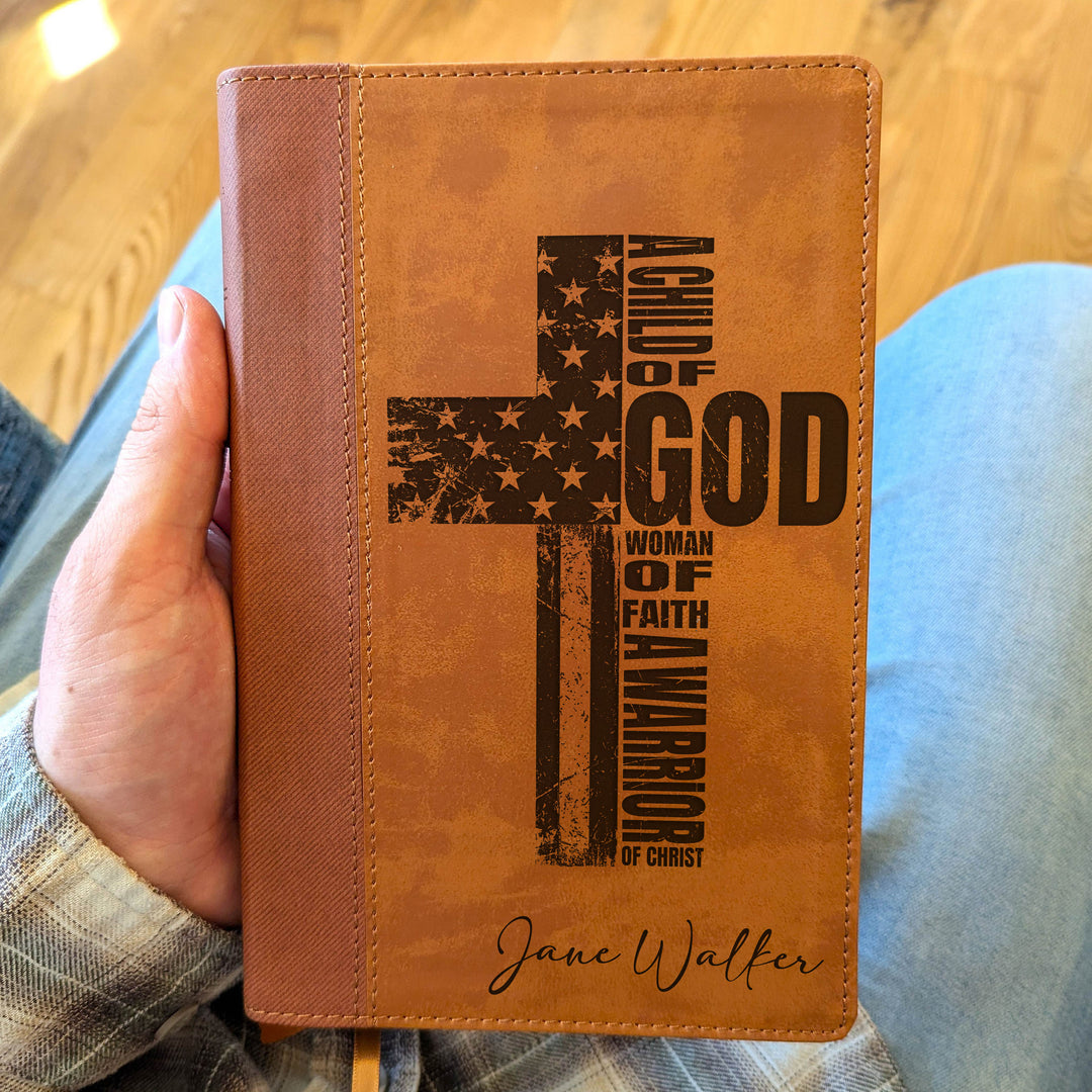Biblia de estudio NVI de tamaño personal, letra grande, marrón | Cruz patriótica - Mujer