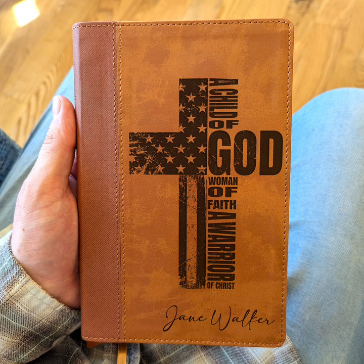 Biblia de estudio NVI de tamaño personal, letra grande, marrón | Cruz patriótica - Mujer