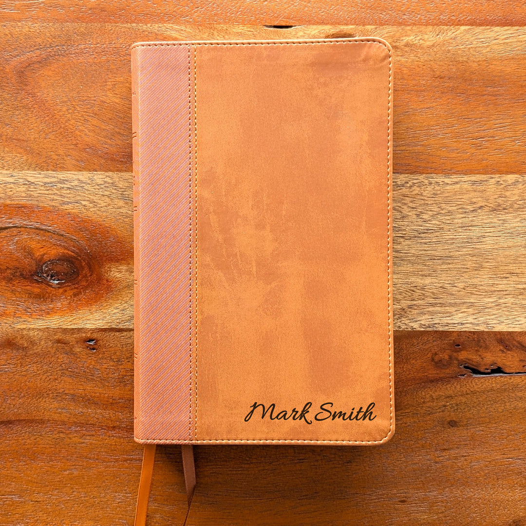 Biblia NVI de tamaño personal personalizada – Letra grande, marrón | Nombre grabado