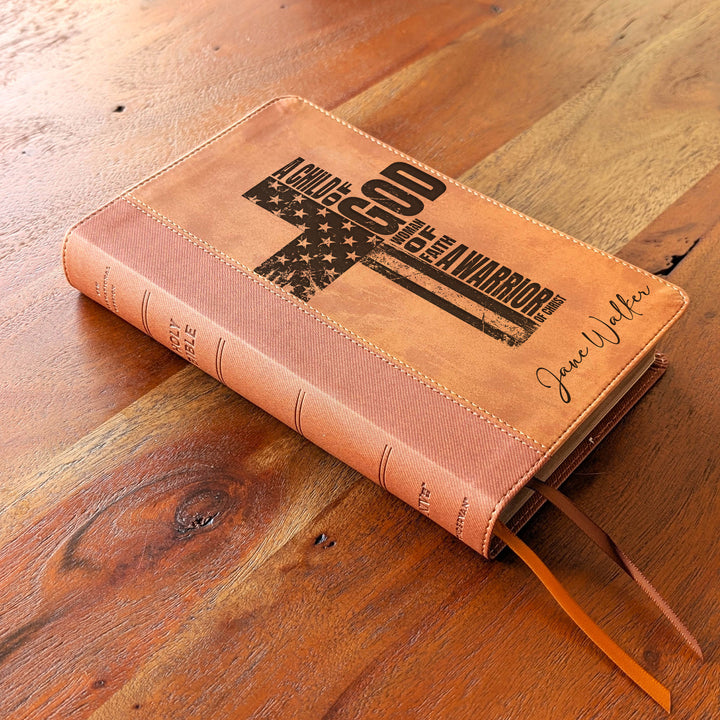 Biblia de estudio NVI de tamaño personal, letra grande, marrón | Cruz patriótica - Mujer