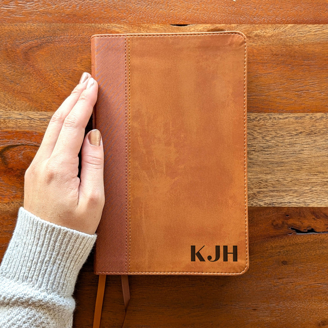 Biblia Personalizada NVI tamaño personal – Letra grande, marrón | Corona de Espinas