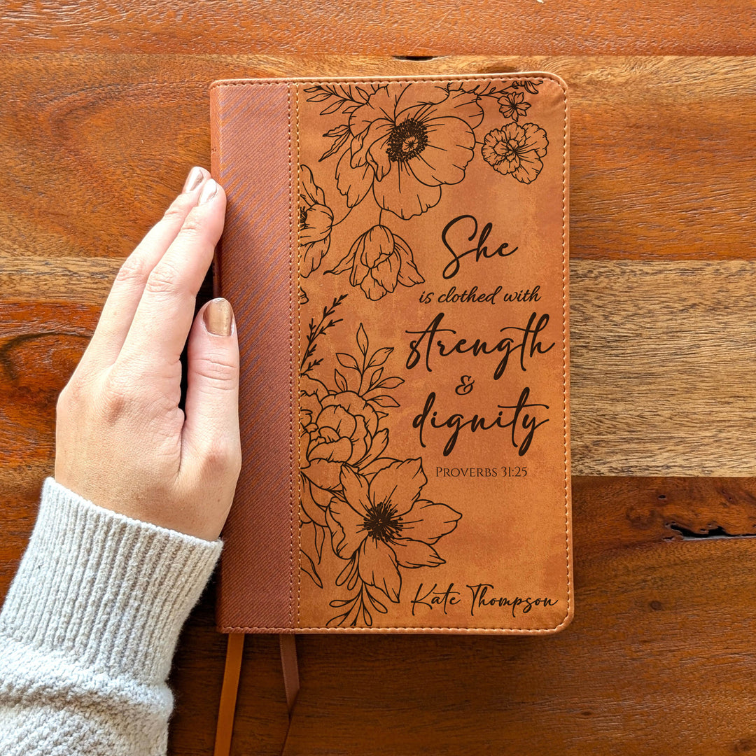 Biblia Personalizada NVI tamaño personal – Letra grande, marrón | Corona de Espinas