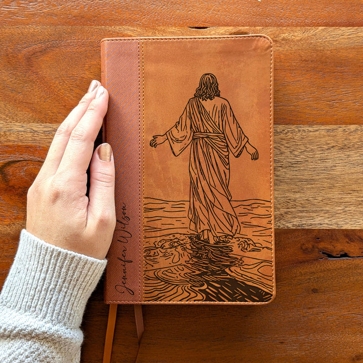 Biblia Personalizada NVI tamaño personal – Letra grande, marrón | Corona de Espinas