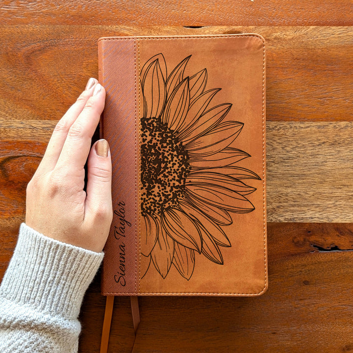 Biblia Personalizada NVI tamaño personal – Letra grande, marrón | Corona de Espinas