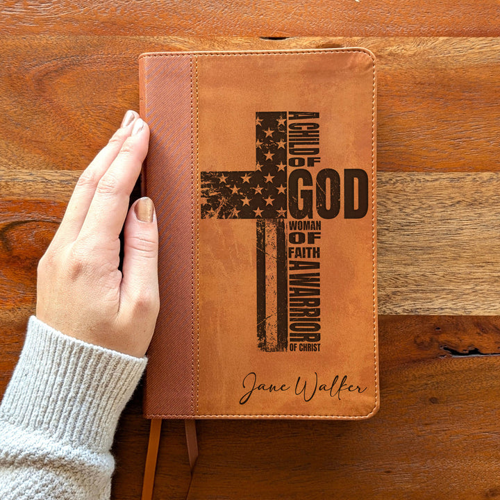 Biblia de estudio NVI de tamaño personal, letra grande, marrón | Cruz patriótica - Mujer