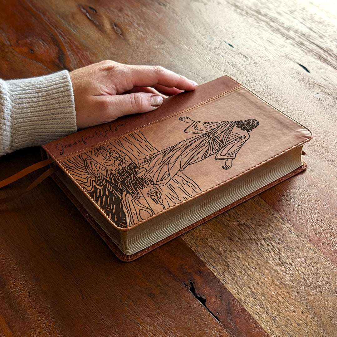 Biblia Personalizada NVI tamaño personal – Letra grande, marrón | Corona de Espinas