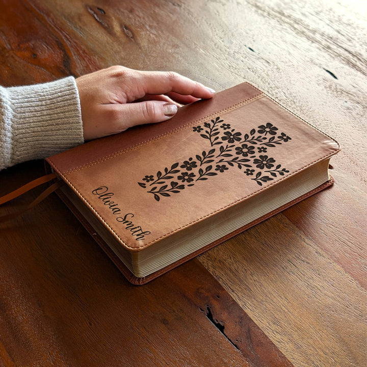 Biblia Personalizada NVI tamaño personal – Letra grande, marrón | Corona de Espinas