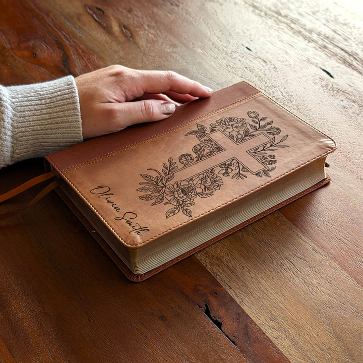 Biblia Personalizada NVI tamaño personal – Letra grande, marrón | Corona de Espinas