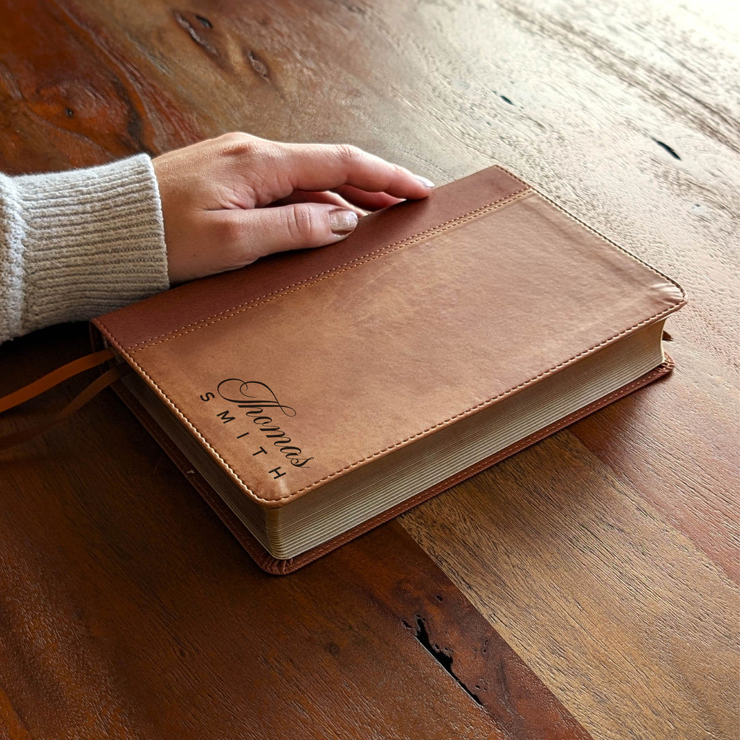 Biblia Personalizada NVI tamaño personal – Letra grande, marrón | Corona de Espinas