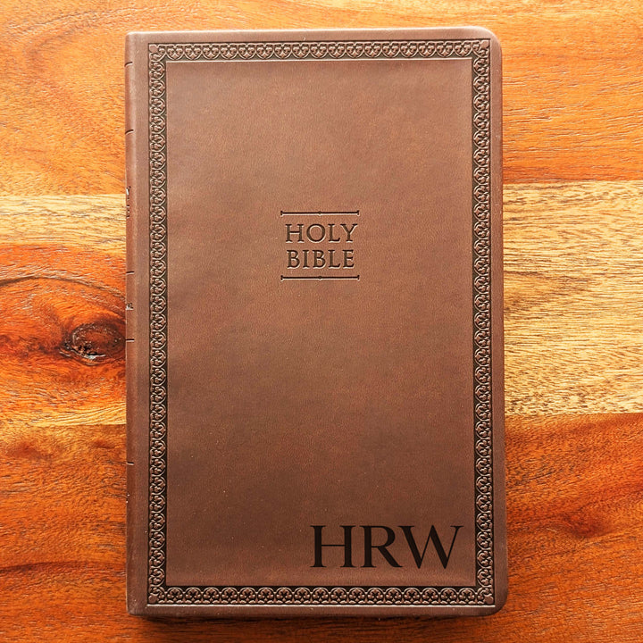 Biblia NIV Value Thinline personalizada – Marrón | Iniciales abajo a la derecha