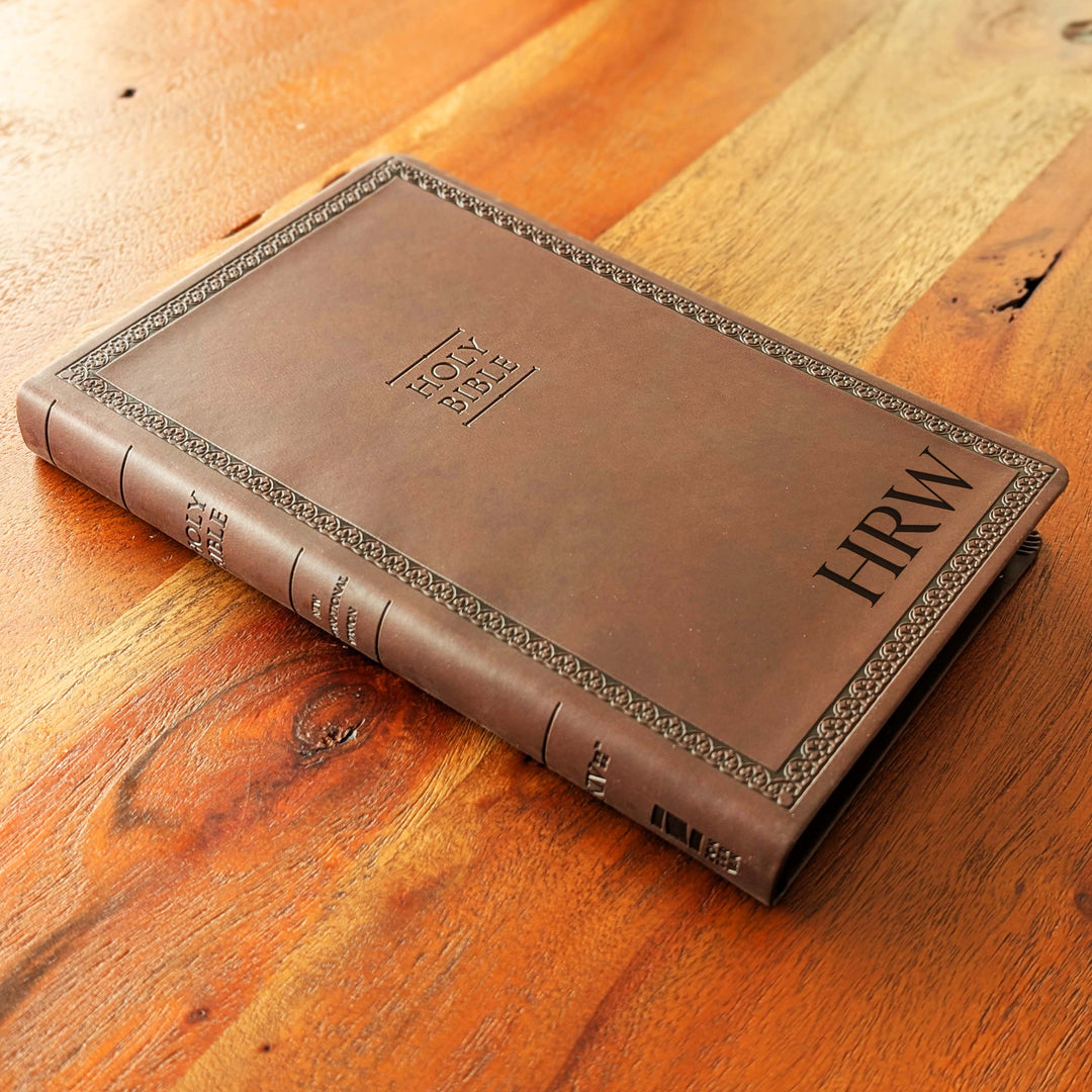 Biblia NIV Value Thinline personalizada – Marrón | Iniciales abajo a la derecha