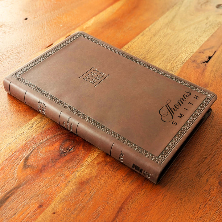 Biblia delgada de valor NVI personalizada - Marrón | Nombre Versión 02