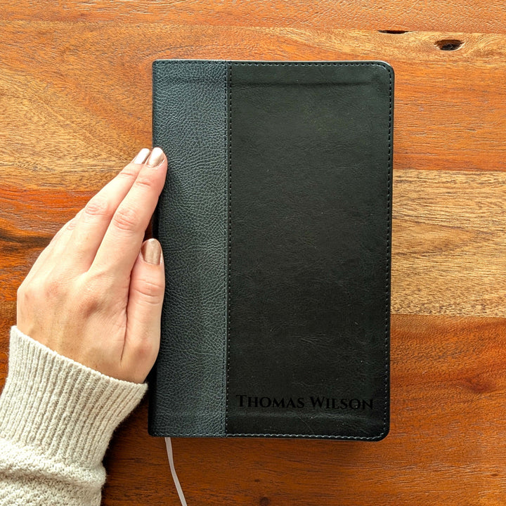 Biblia con letra súper gigante ESV personalizada – Borgoña | Girasol