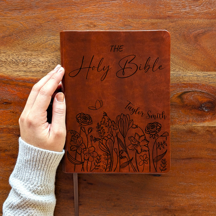 Biblia de Estudio NLT Personalizada – Marrón Oscuro | Flores Santa Biblia
