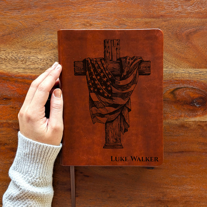 Biblia de Diario NLT Personalizada – Marrón Oscuro | Cruz de Madera de la Bandera Americana