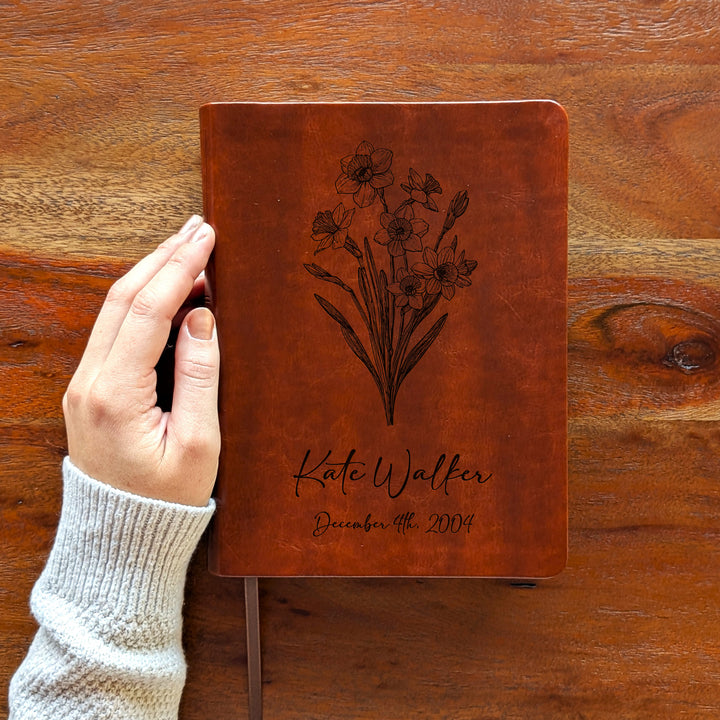 Biblia Personalizada de Diario NLT – Marrón Oscuro | Flor de Nacimiento de Diciembre