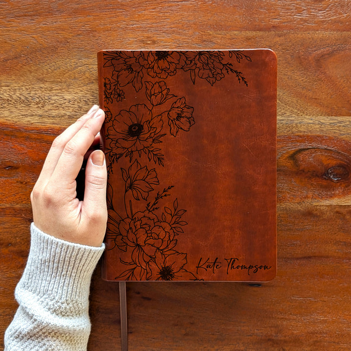Biblia de Diario NLT Personalizada – Marrón Oscuro | Peonía