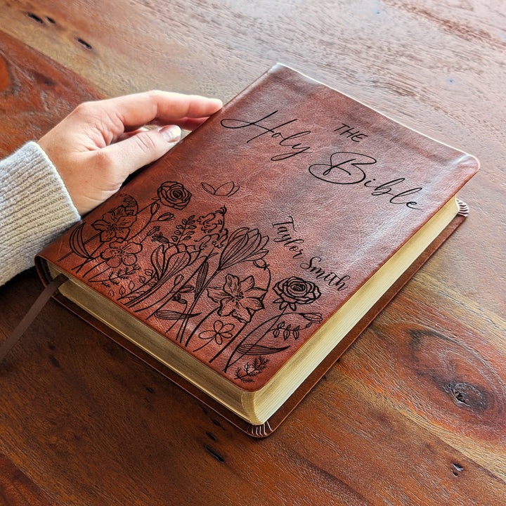Biblia de Estudio NLT Personalizada – Marrón Oscuro | Flores Santa Biblia