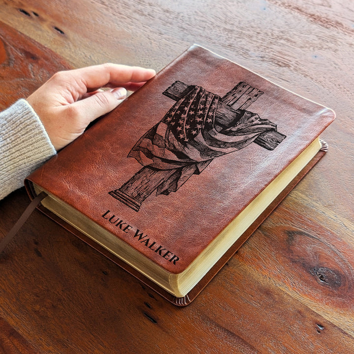 Biblia de Diario NLT Personalizada – Marrón Oscuro | Cruz de Madera de la Bandera Americana