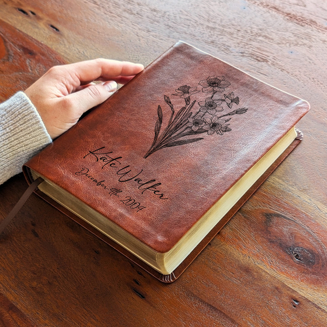 Biblia Personalizada de Diario NLT – Marrón Oscuro | Flor de Nacimiento de Diciembre