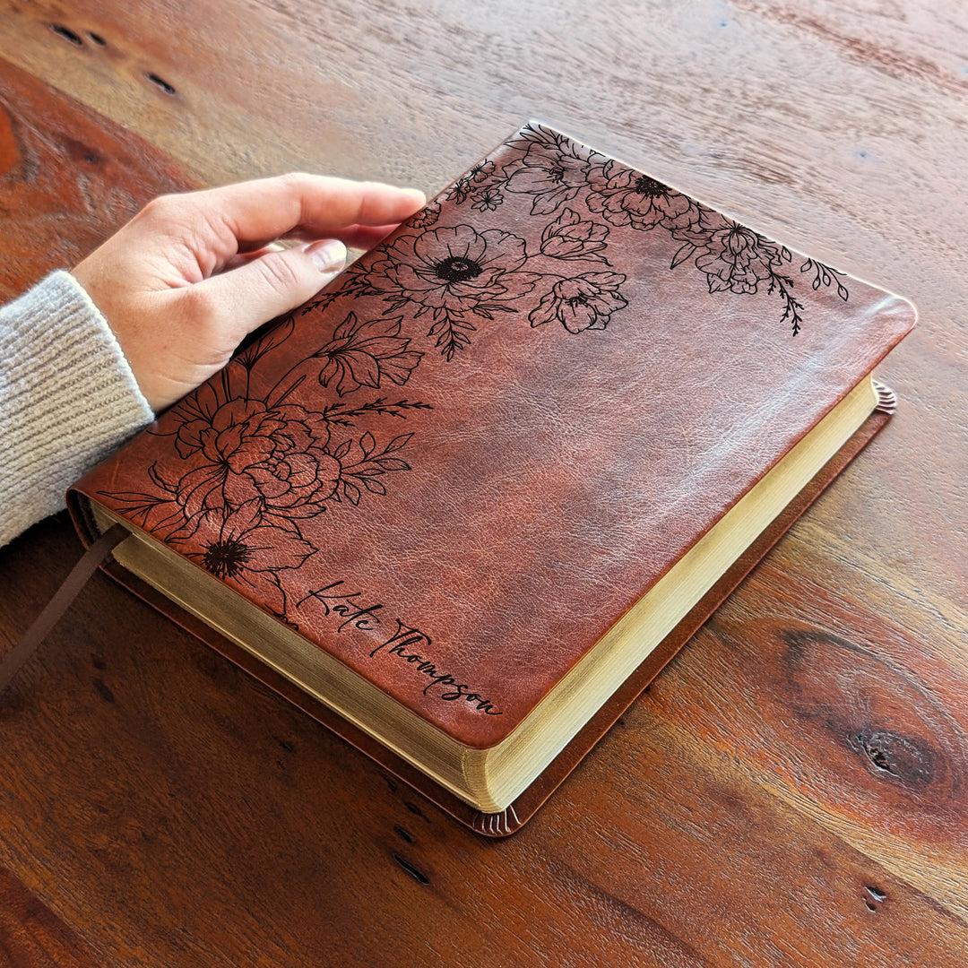 Biblia de Diario NLT Personalizada – Marrón Oscuro | Peonía